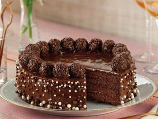 Bolo de chocolate: você come ou passa?