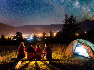 Quem desses famosos, você levaria para acampar? 