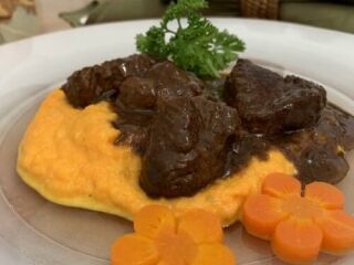 Carne bovina com purê de cenoura: você come ou passa?