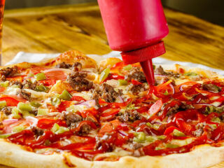 Pizza de escarola com ketchup: você come ou passa?