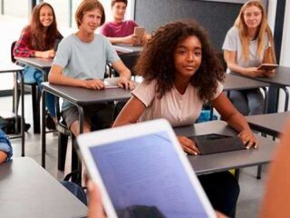 Qual desses famosos, você gostaria que fosse seu colega na escola?