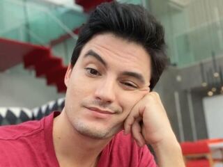 Você assiste o canal do Felipe Neto. ▶️